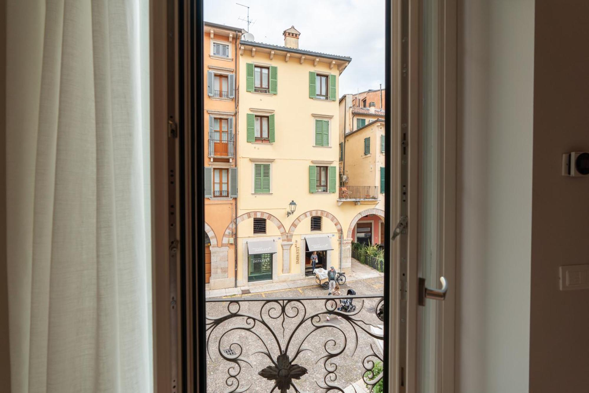Отель Palazzo Biasini By Postcardsfrom Верона Экстерьер фото