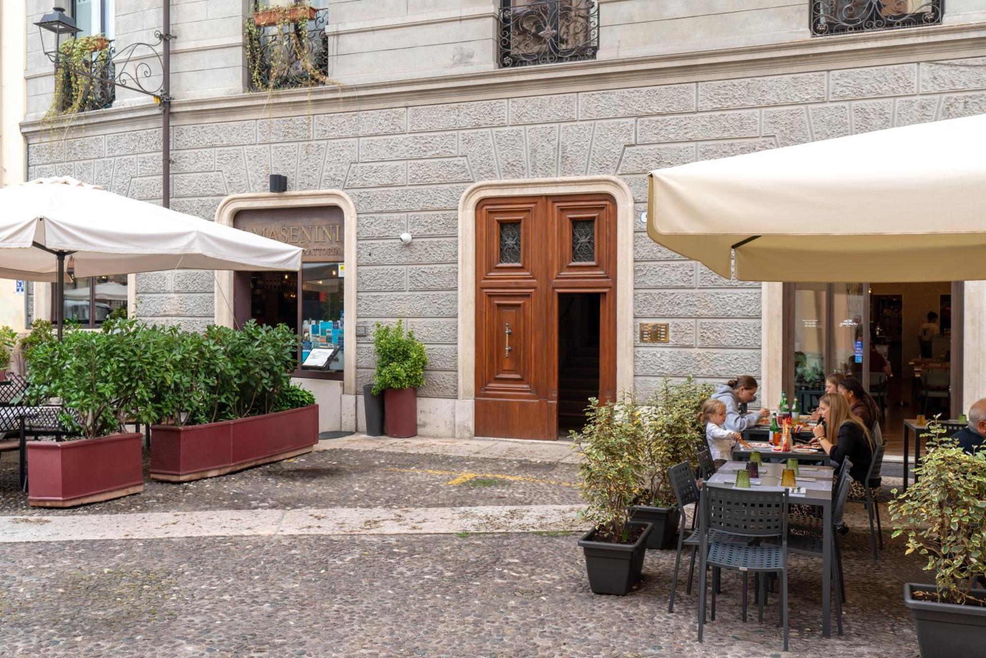 Отель Palazzo Biasini By Postcardsfrom Верона Экстерьер фото