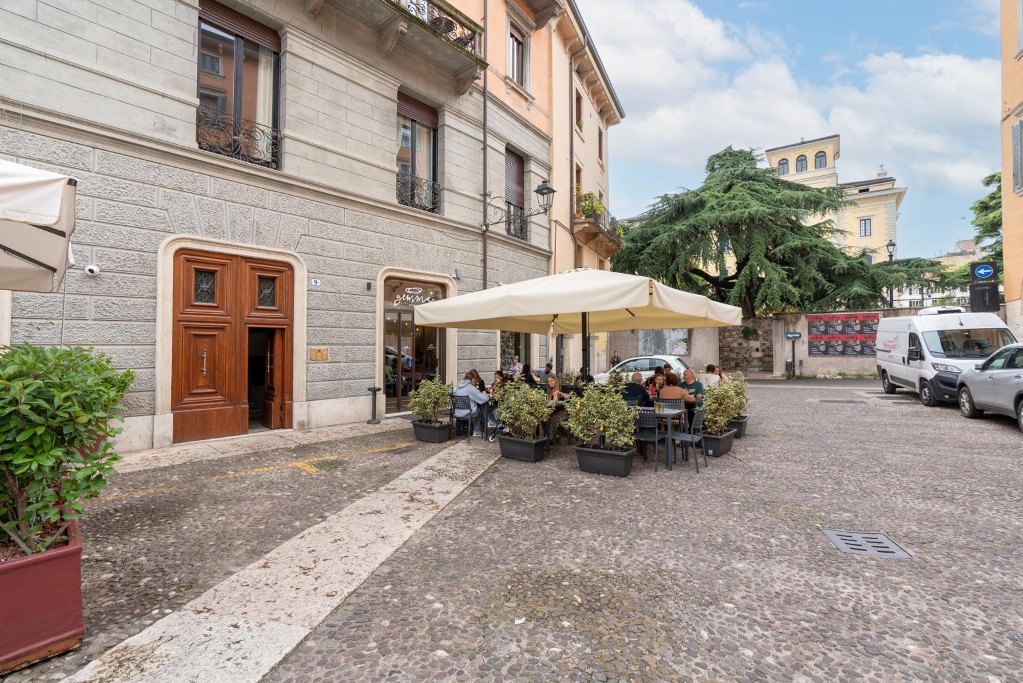 Отель Palazzo Biasini By Postcardsfrom Верона Экстерьер фото